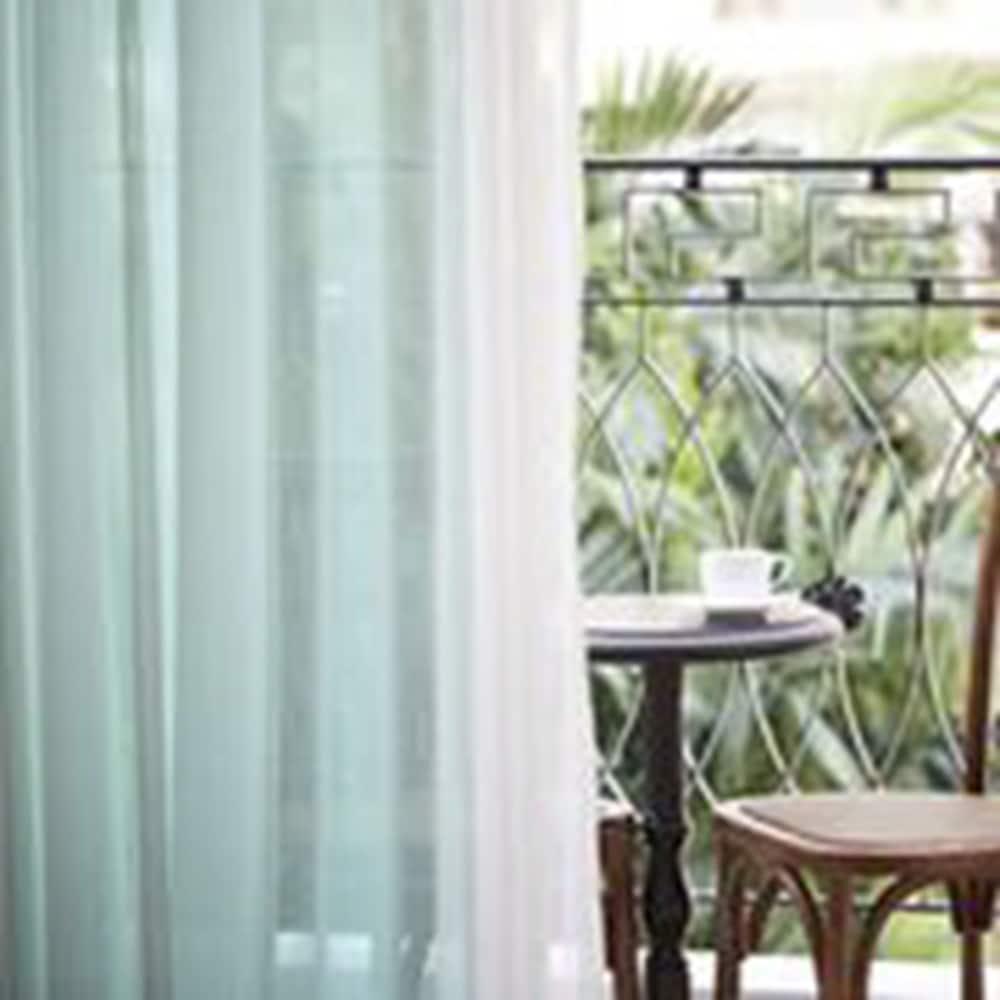 Khách sạn The Rose Residence,
